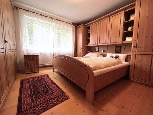 Großzügiges Schlafzimmer