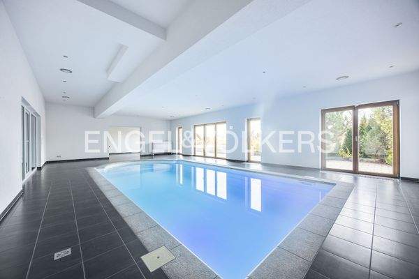 Wohltuende Entspannung zu jeder Jahreszeit – der private Indoorpool mit Gegenstromanlage