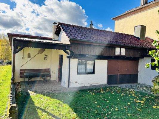 Pergola im Bereich des Nebengebäudes