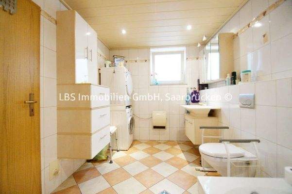 Bad, Waschmaschine u. Trockner