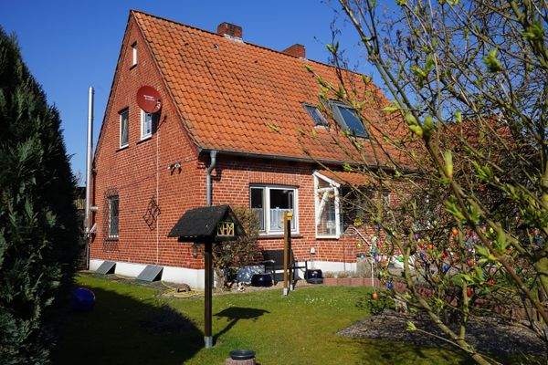 Vorgarten + Giebelseite 2.JPG