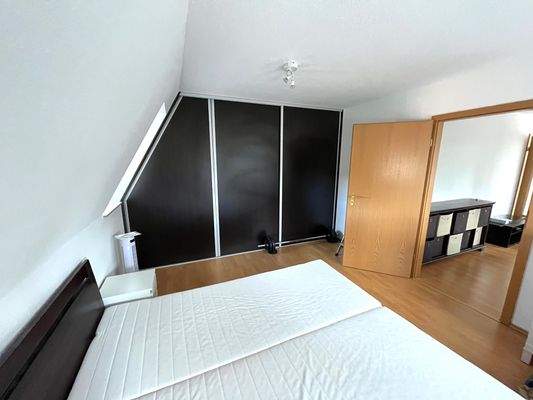 Schlafzimmer mit Einbauschränken.jpg