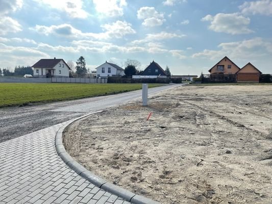 Örtliche Bebauung mit Zufahrtsstraße