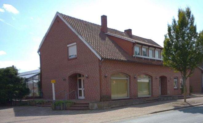 Straßenseite von Nordosten