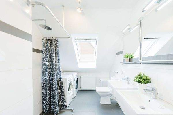 Helles Badezimmer mit Waschmaschinenanschluss