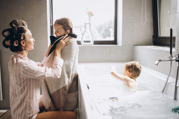 Bad-Familie-Badezimmer