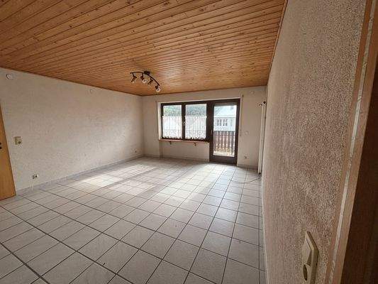 Großes Zimmer im DG Blick auf Balkon