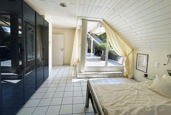 Schlafzimmer mit Zugang zum Balkon