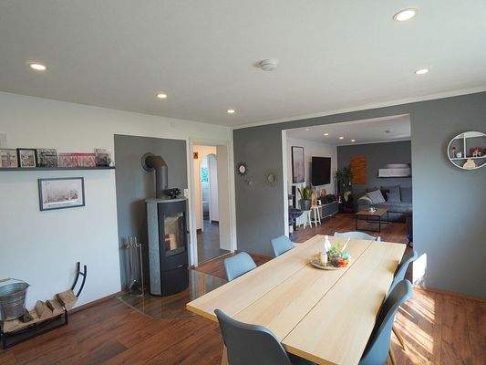 Gemütliches Wohn-Esszimmer mit Kaminofen