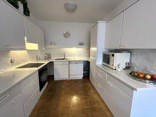 Küche mit großem Fenster