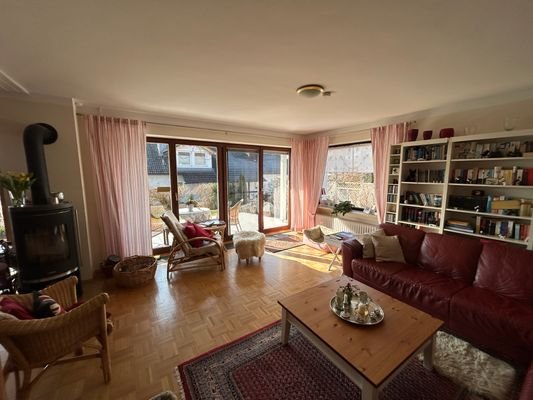 Wohnzimmer mit großer Fensterfront
