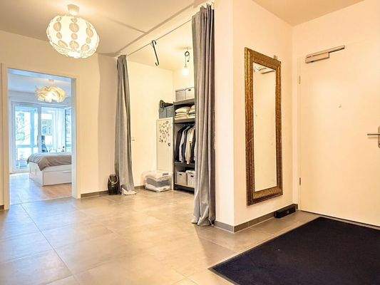 Flur (Bild wurde mit Hilfe von Künstlicher Intelligenz optimiert.)