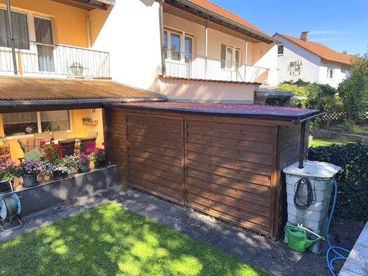 Terrasse und Lagerhütte