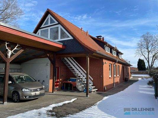 Eingangsbereich und Carport