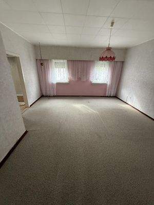 großes Schlafzimmer mit angrenzenden Badezimmer