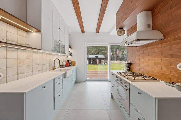 Küche mit Terrassenaussicht