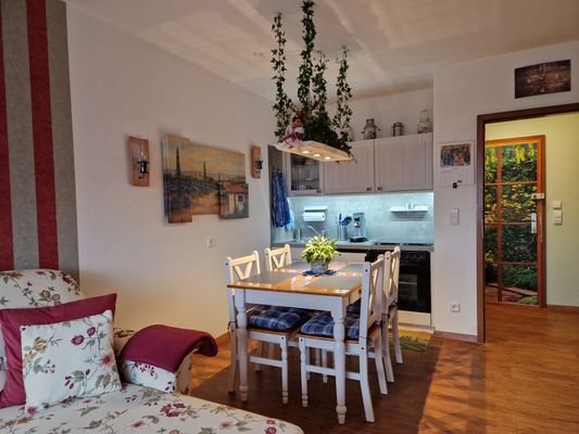 Essplatz im Wohnzimmer/Küchenzeile