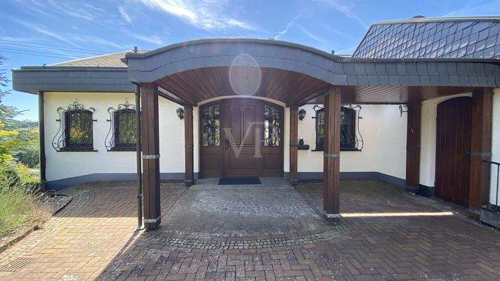 überdachter Hauseingang