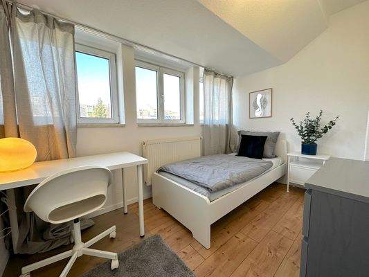Helles WG-Zimmer mit Bett