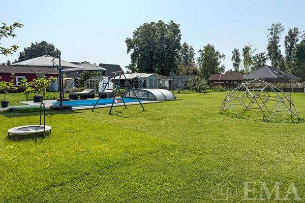 Garten mit Pool und Spielgeräten