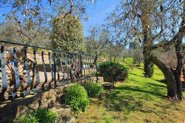 Charaktervolle Villa mit Gästehaus inmitten der toskanischen Natur