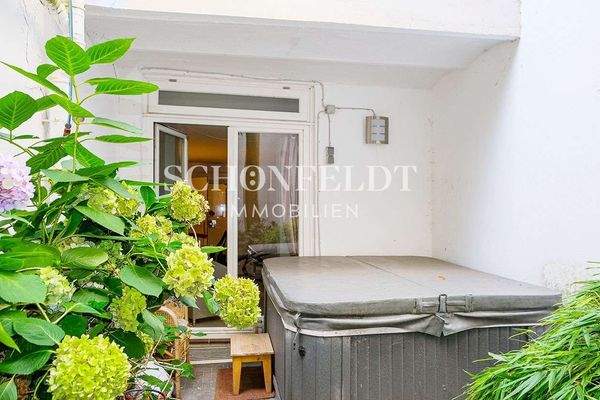 Gartenterrasse mit Whirlpool 