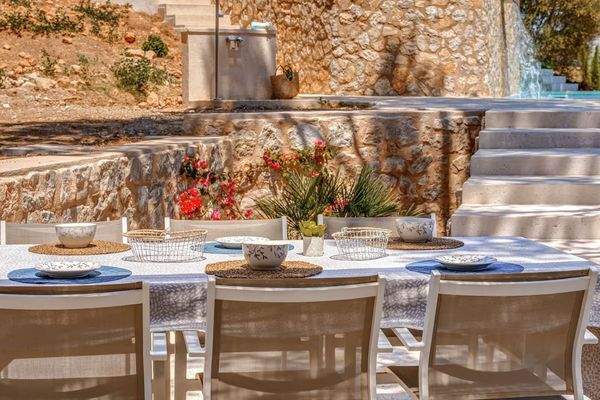 Überdachter Essbereich mit Blick auf den Pool und die Umgebung