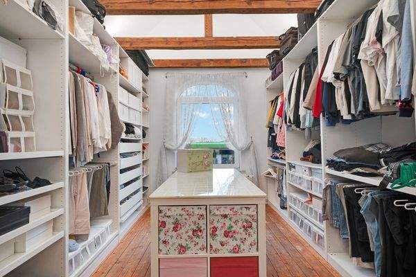 Begehbarer Kleiderschrank