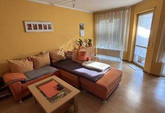 Wohnzimmer mit Zugang Balkon