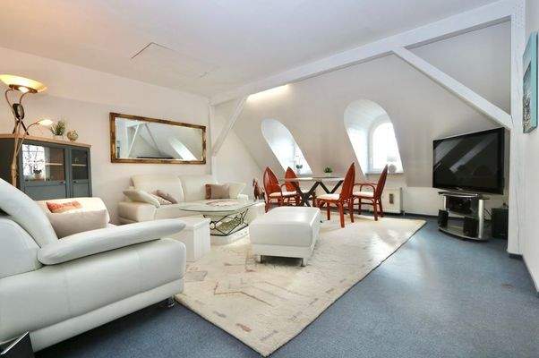 Das großzügige Wohnzimmer 