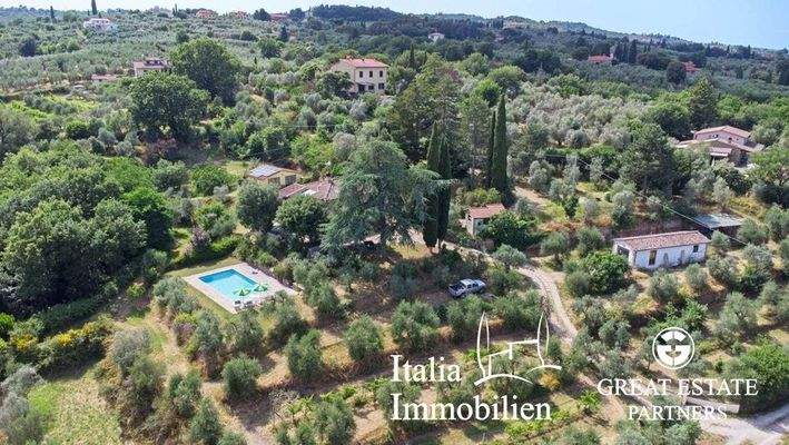 Typisches Bauernhaus mit Swimmingpool, Nebengebäude, Garten mit Olivenhain in Ortsnähe