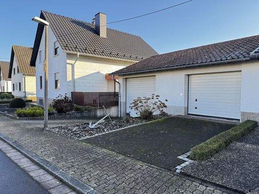 Seitenansicht mit Garagen