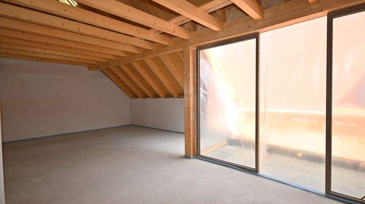 ...mit großer Glasfront zur Loggia