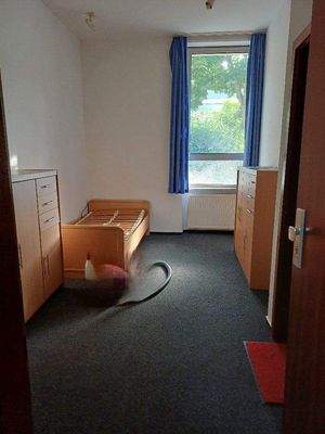 EG: 1 Zimmer, Dusche und WC