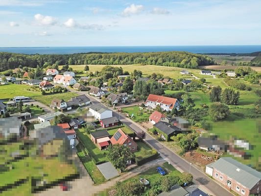 Luftbild mit der nahegelegenen Ostsee