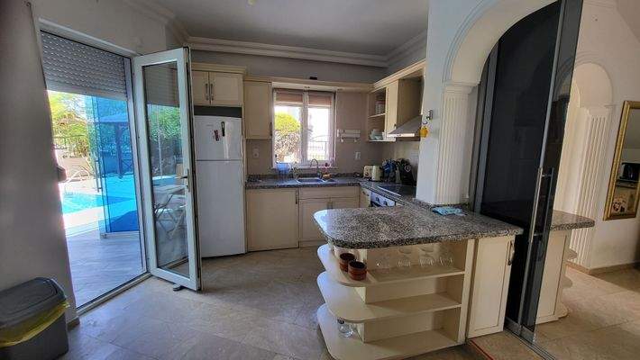 Küche mit Einbauküche