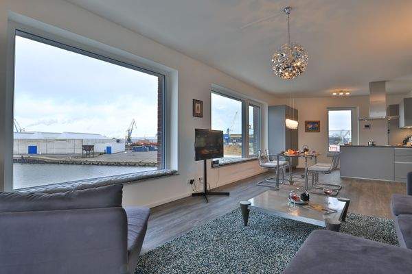 gemütlicher Wohnbereich mit Blick auf das Meer