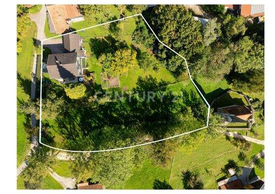 Luftaufnahme mit eingezeichneter Grundstücksgrenze