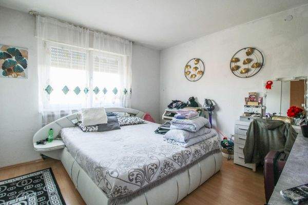 Schlafzimmer 1 unrenoviert