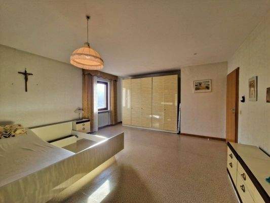 Elternschlafzimmer im Obergeschoss mit Balkonzugang