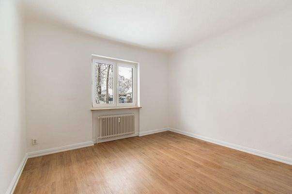 Freundliches Schlafzimmer mit Blick ins Grüne