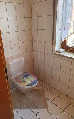 komplett gefliesst, sauber und ordentlich