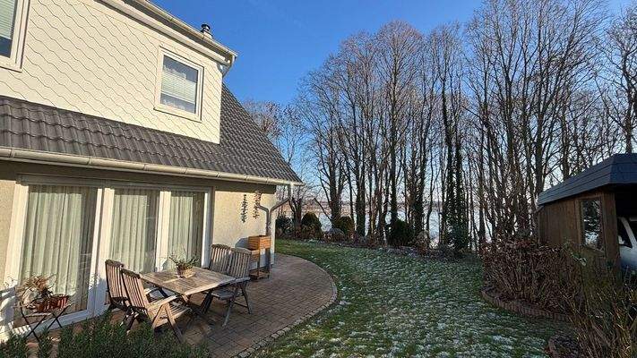 Terrasse und Garten mit Wasserblick
