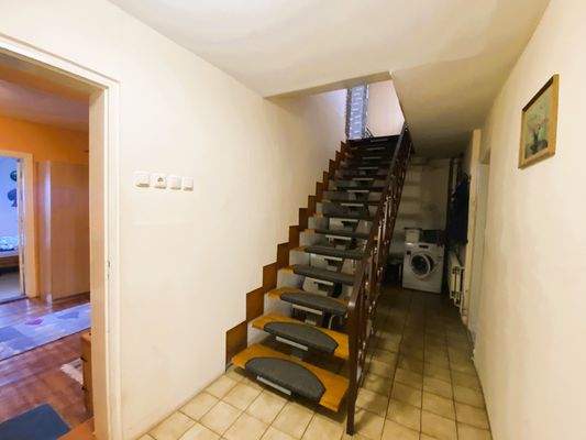 Massive Treppe ins 1. OG