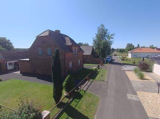 Wohnhausansicht mit Zufahrtstraße