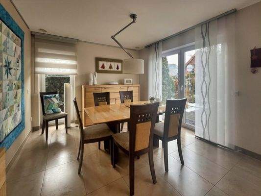 Essbereich mit Ausgang in den Garten