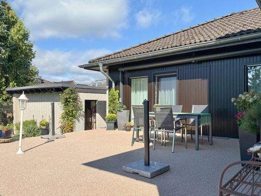 Südterrasse und Garagengebäude