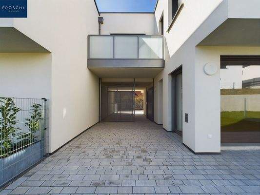 Anischt vom Garten auf die Terrasse