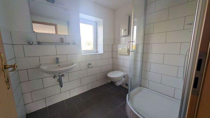 Badezimmer in Wohnung 1 im EG