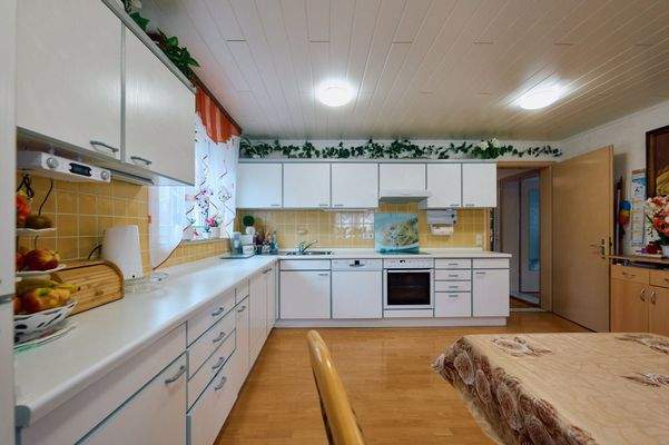 Küche mit Einbauküche mit Essbereich 